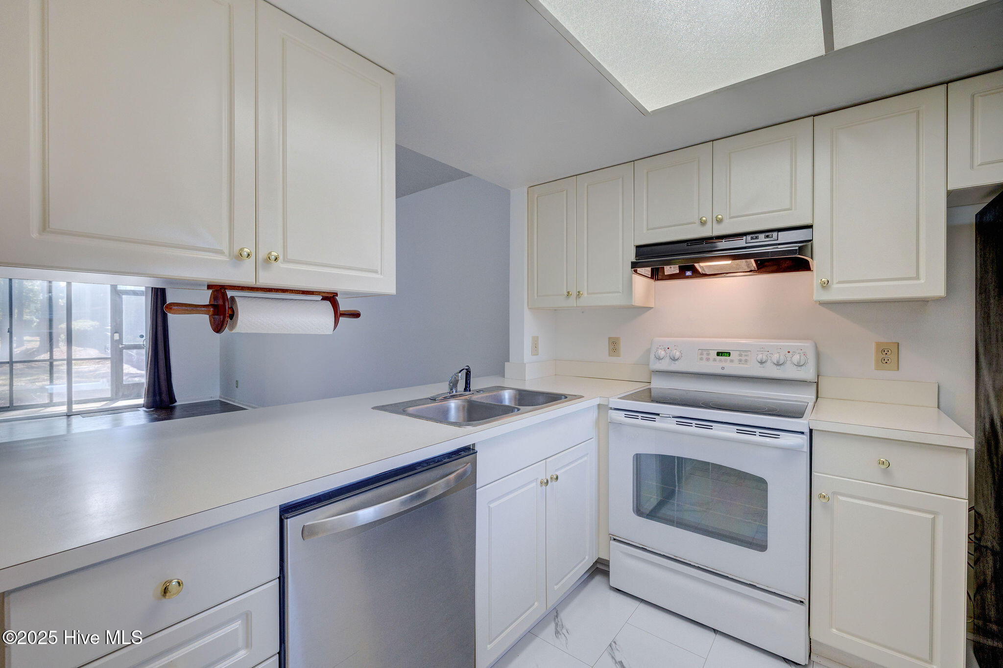 4529 Holly Tree Road, Unit 701 Wilmington, NC 28412 - Photo 6 of 31 4529HollyTreeRoad-11