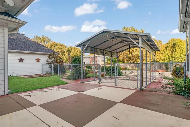 a view of a backyard