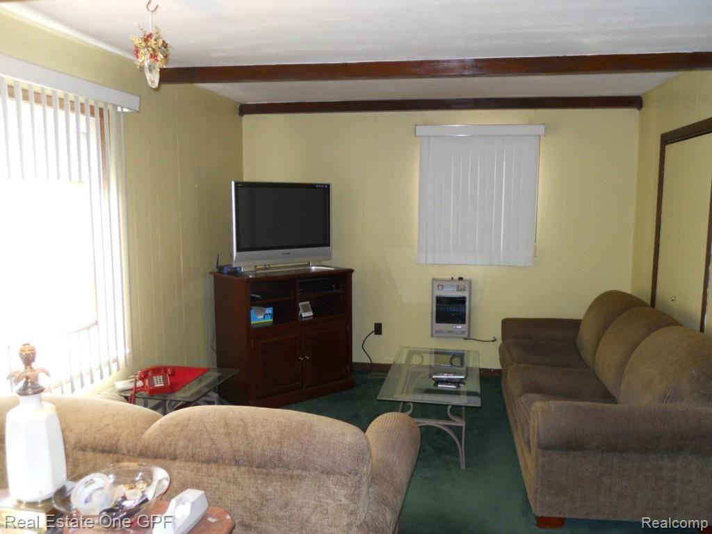 1617 Roslyn Road Grosse Pointe, MI 48236 - Photo 6 of 12 6 DSCN0415.jpg
