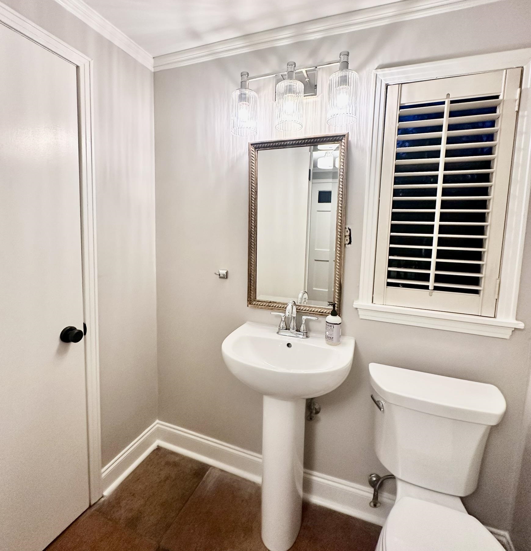 47 North Ashlawn Road Memphis, TN 38112 - Photo 8 of 20 Bathroom featuring baseboards and crown molding