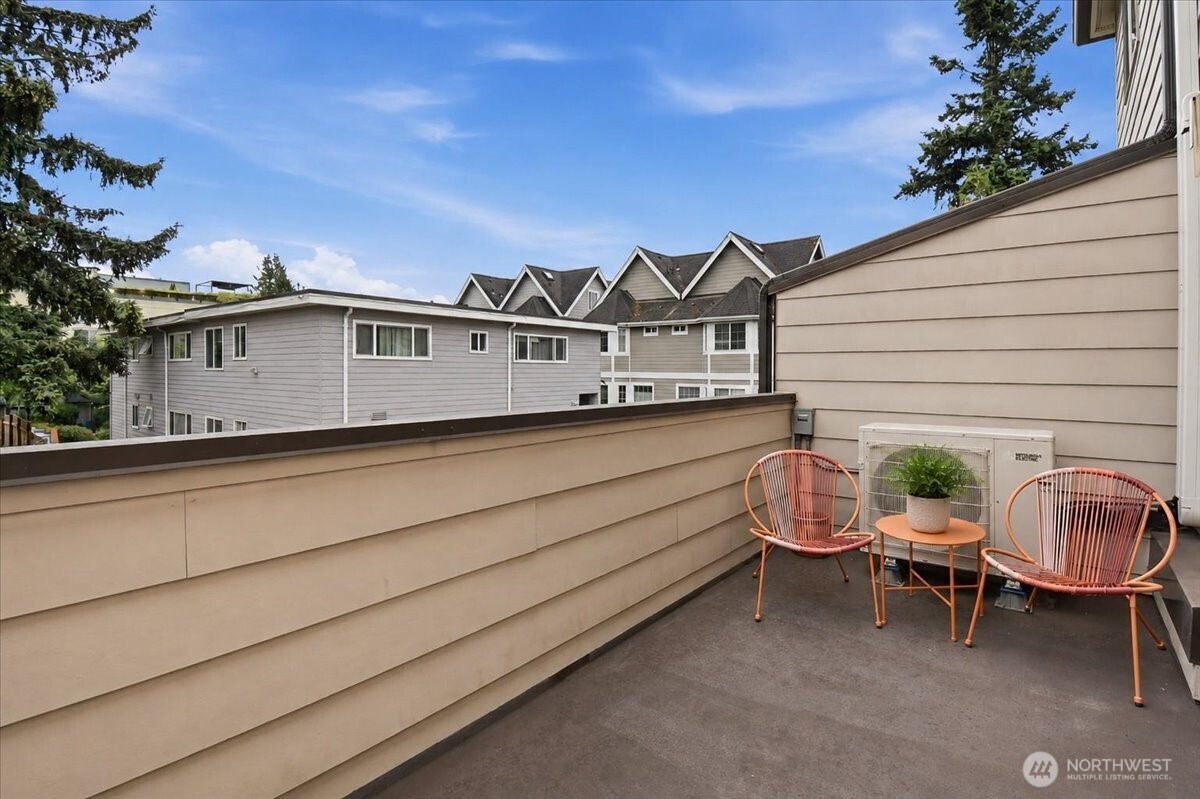 4418 Meridian Avenue North, Unit B Seattle, WA 98103 - Photo 19 of 22