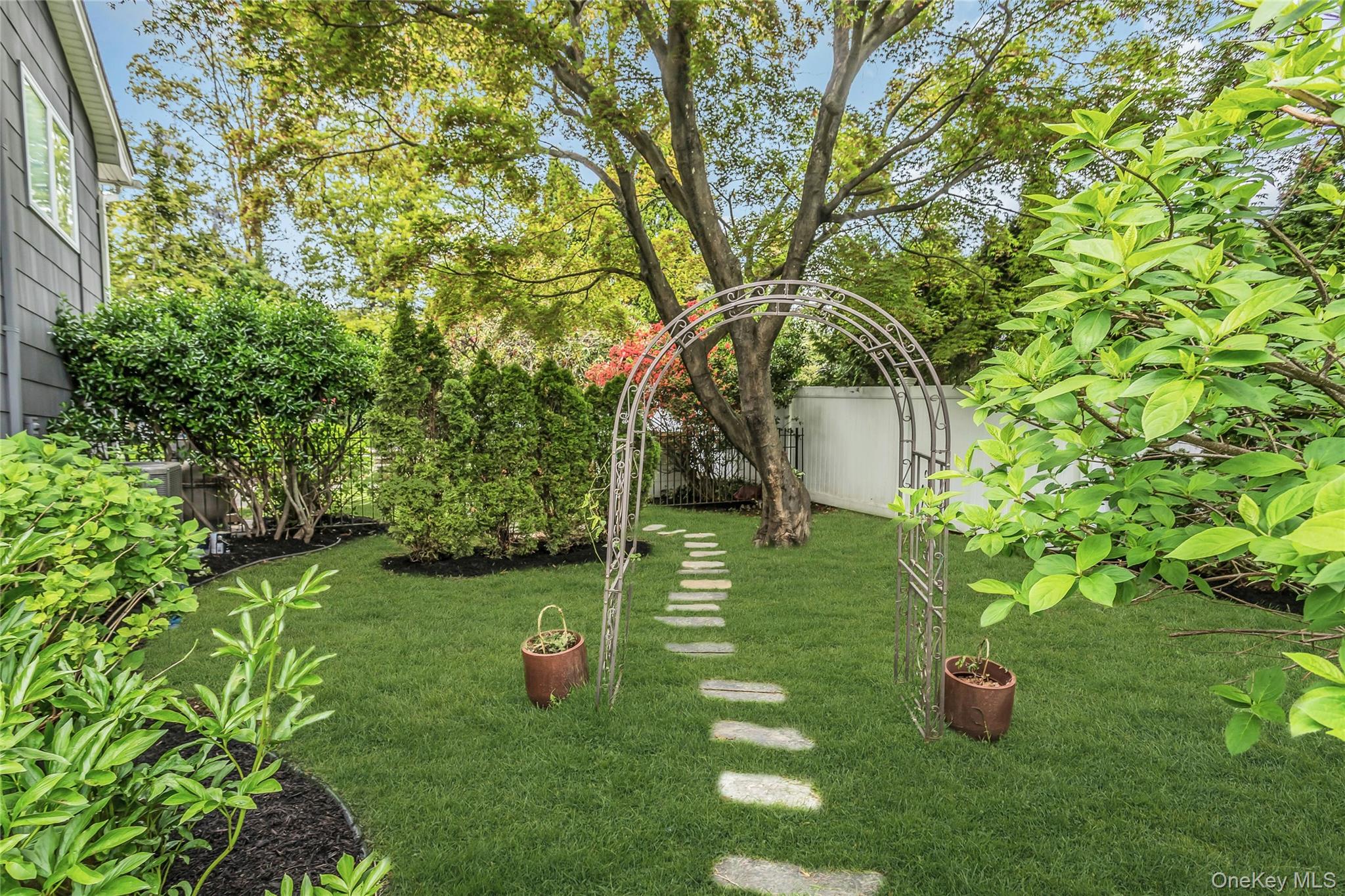 28 Penguin Lane Commack, NY 11725 - Photo 4 of 38 a backyard of a house with lots of green space