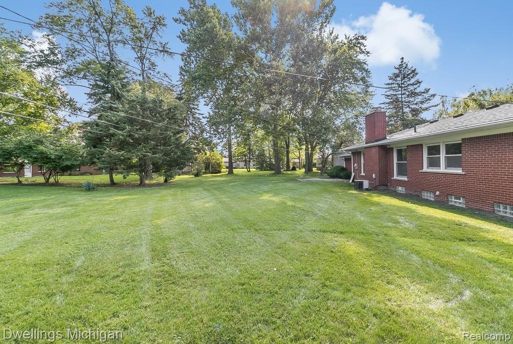 32205 Baintree Road Farmington, MI 48334 - Photo 31 of 33 Park Like Setting