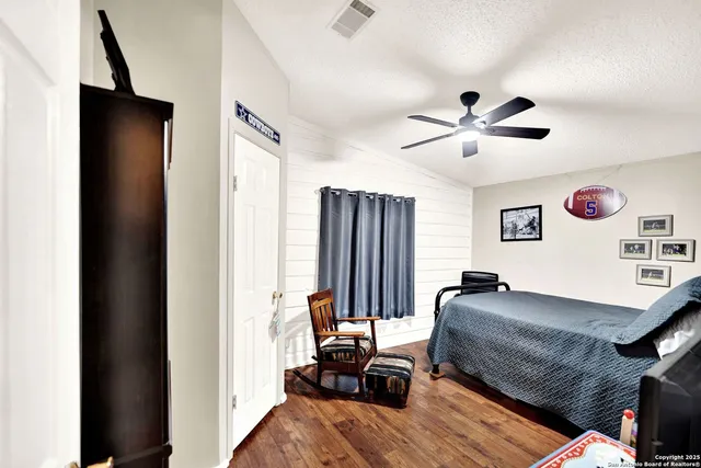 $450,000 | 498 Private Road 4222, D'Hanis, TX 78850