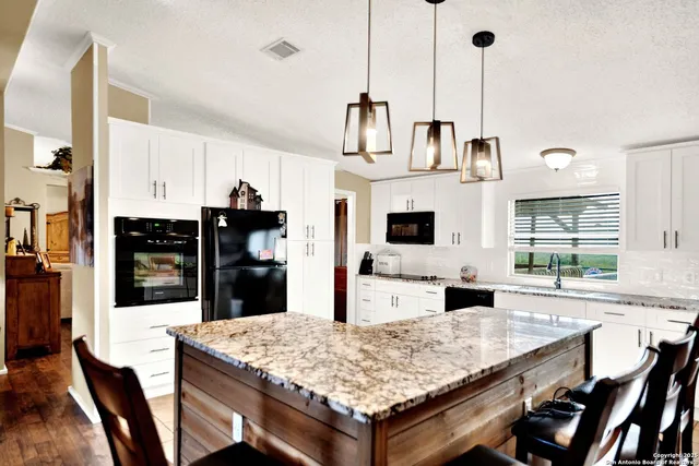 $450,000 | 498 Private Road 4222, D'Hanis, TX 78850