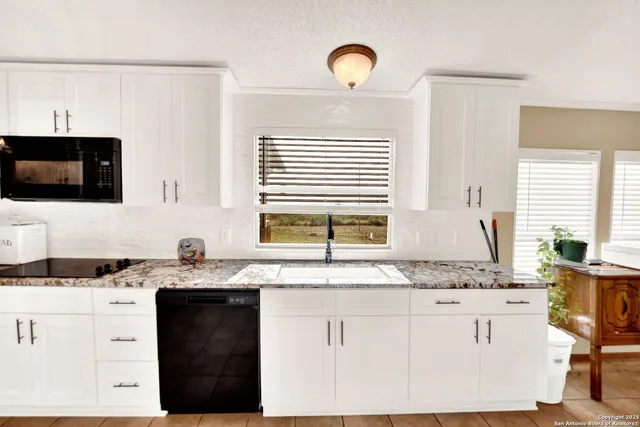 $450,000 | 498 Private Road 4222, D'Hanis, TX 78850