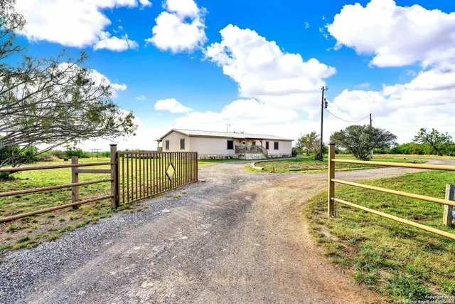 $450,000 | 498 Private Road 4222, D'Hanis, TX 78850