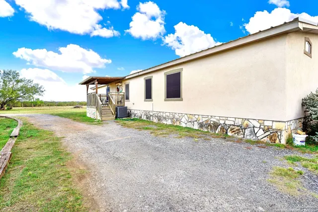 $450,000 | 498 Private Road 4222, D'Hanis, TX 78850