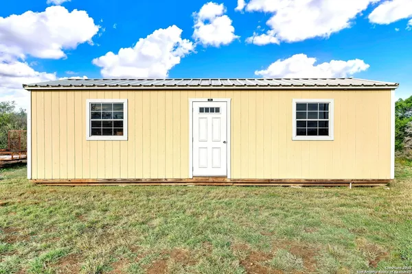 a view of a house with backyard