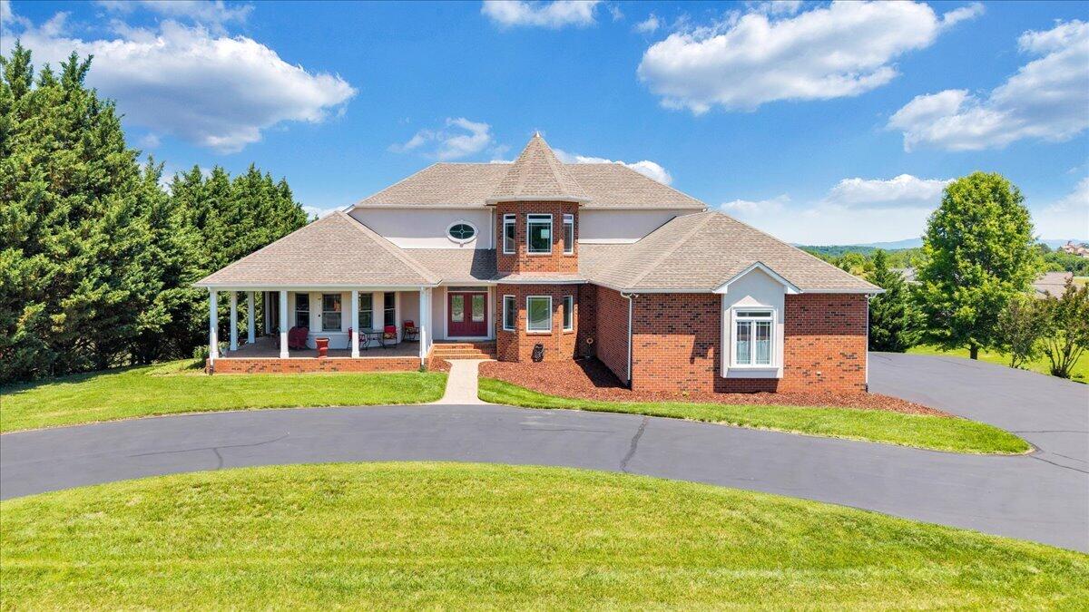625 Frontier Way Fincastle, VA 24090 - Photo 2 of 105 a front view of a house with a yard