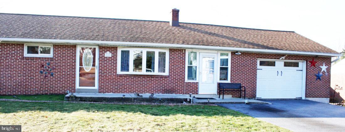 828 Weavertown Road Lebanon, PA 17046 - Photo 4 of 38 a front view of a house with a yard