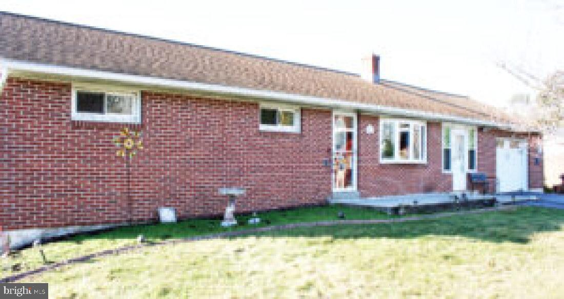 828 Weavertown Road Lebanon, PA 17046 - Photo 5 of 38 a front view of a house with a yard