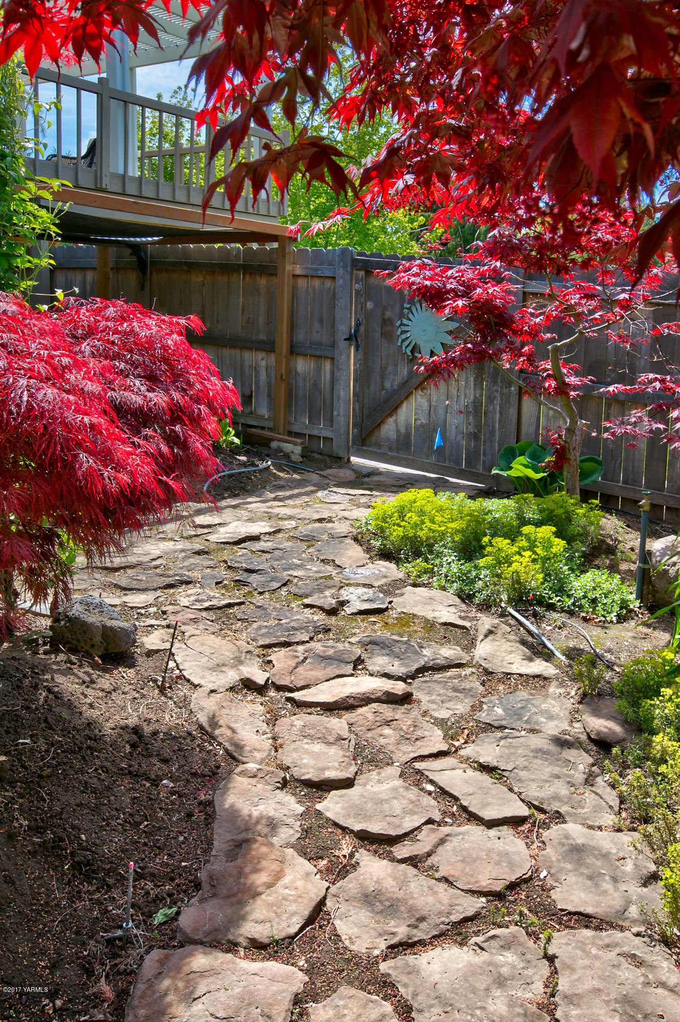 13621 Summitview Ext Road Yakima, WA 98908 - Photo 11 of 35 a view of a backyard with a tree