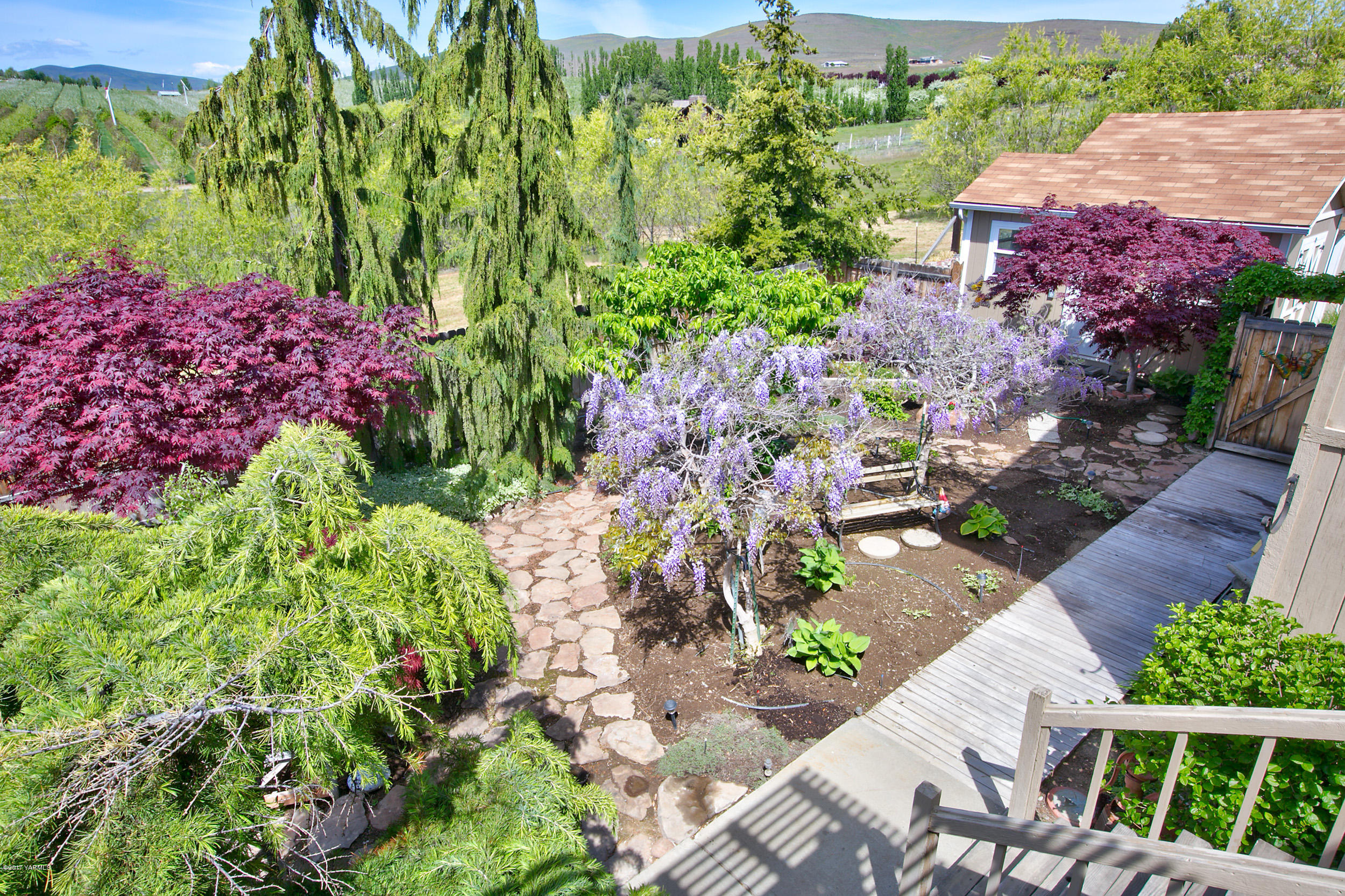 13621 Summitview Ext Road Yakima, WA 98908 - Photo 13 of 35 a view of a garden with flowers