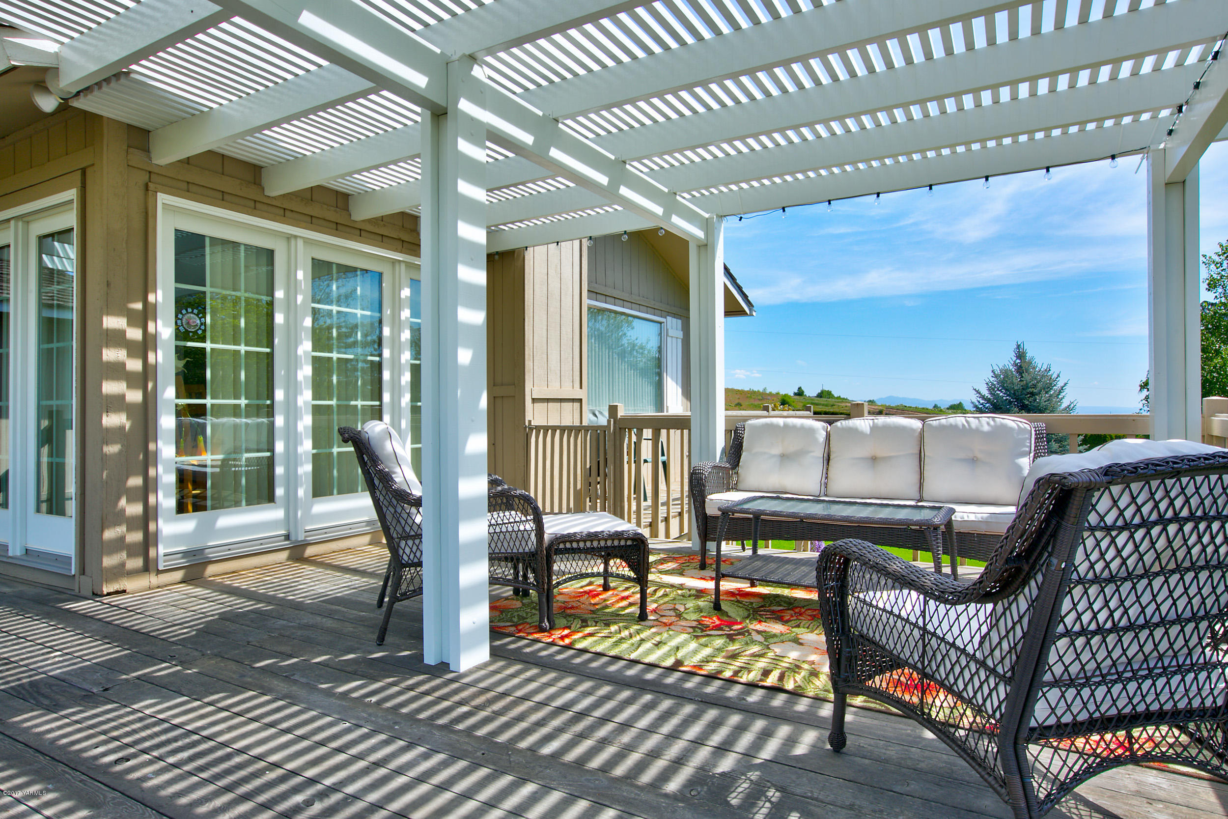 13621 Summitview Ext Road Yakima, WA 98908 - Photo 14 of 35 a balcony view with a seating space