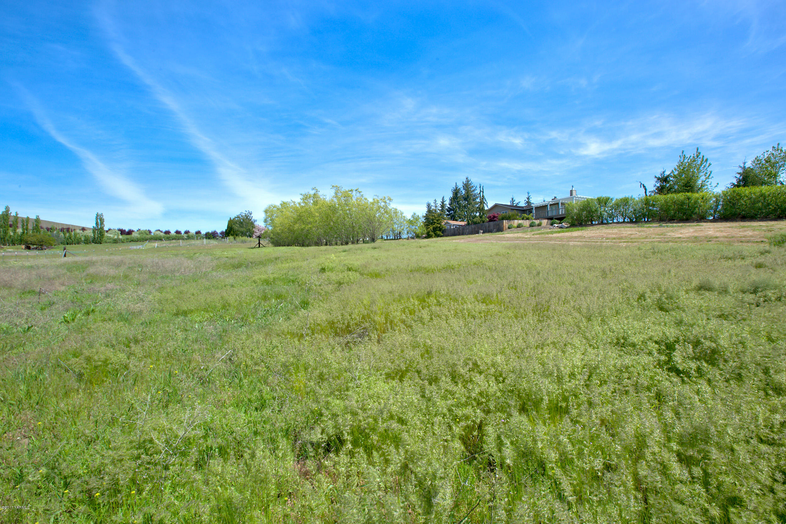 13621 Summitview Ext Road Yakima, WA 98908 - Photo 17 of 35 a view of an outdoor space and a yard