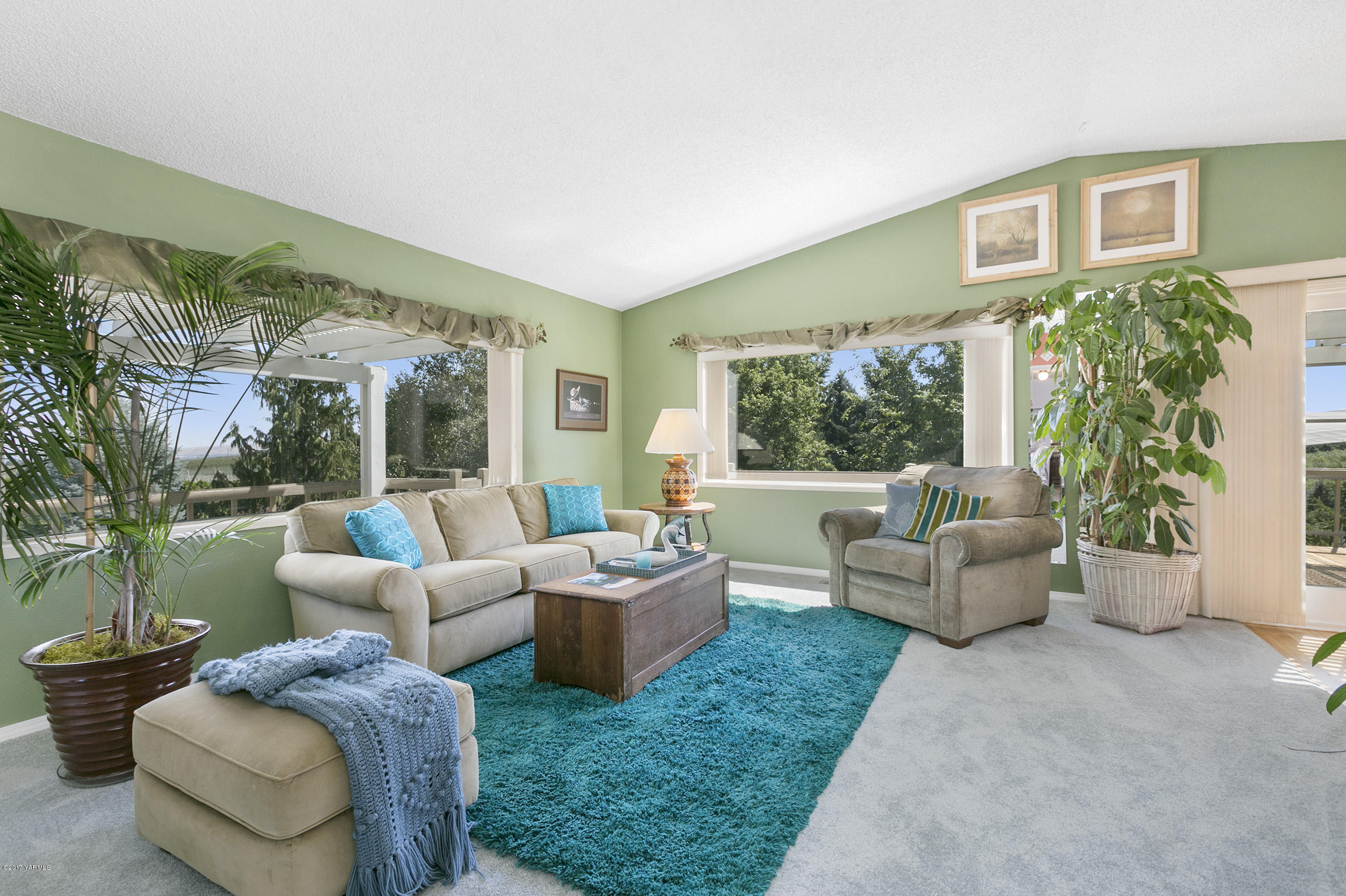 13621 Summitview Ext Road Yakima, WA 98908 - Photo 18 of 35 a living room with furniture and a large window