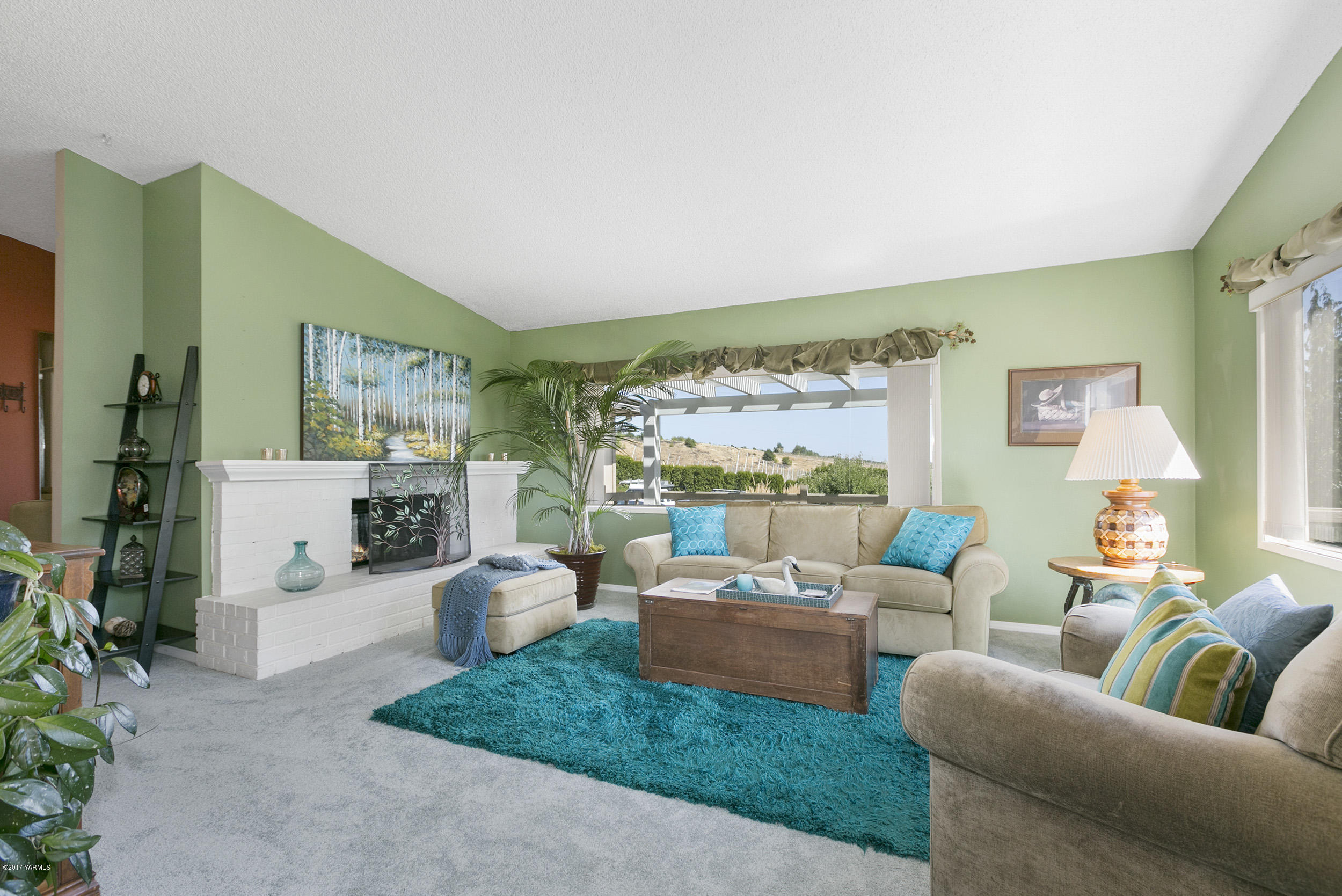 13621 Summitview Ext Road Yakima, WA 98908 - Photo 20 of 35 a living room with furniture and a large window