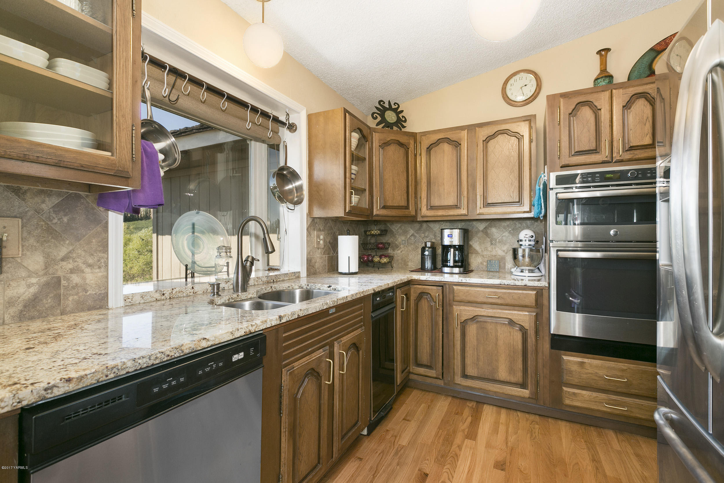 13621 Summitview Ext Road Yakima, WA 98908 - Photo 23 of 35 a kitchen with stainless steel appliances granite countertop a sink and cabinets