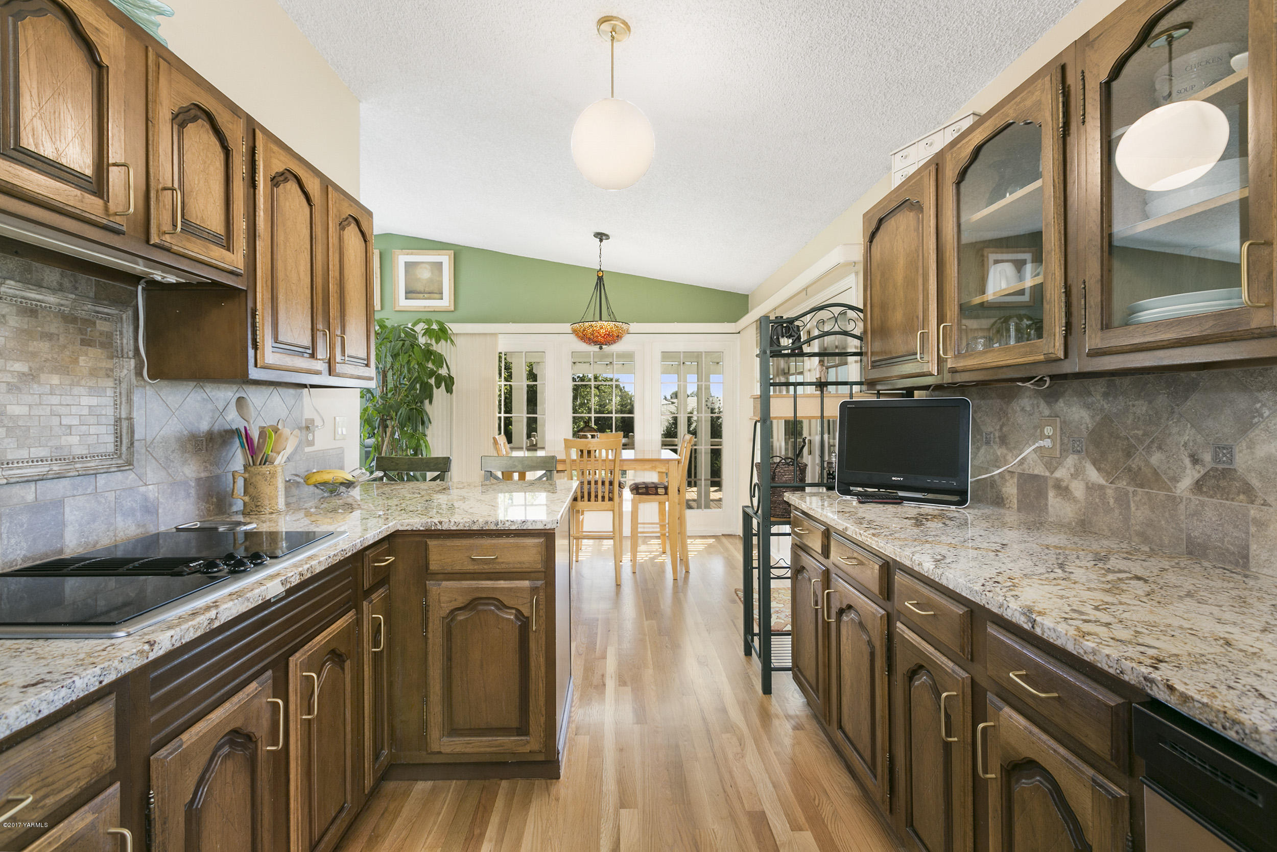 13621 Summitview Ext Road Yakima, WA 98908 - Photo 24 of 35 a kitchen with stainless steel appliances granite countertop a sink a stove and a wooden floors