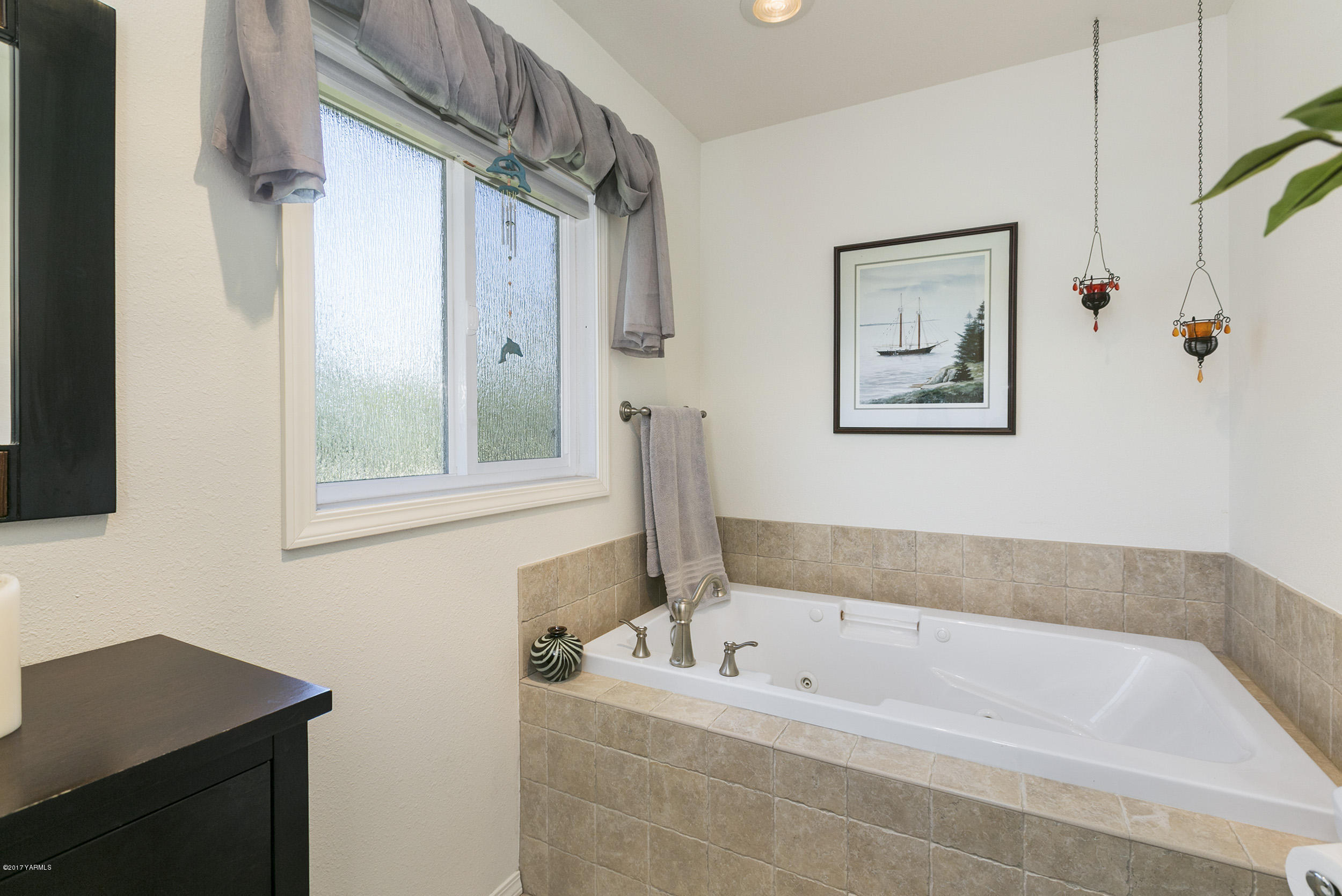 13621 Summitview Ext Road Yakima, WA 98908 - Photo 27 of 35 a bathroom with a tub a sink and a window