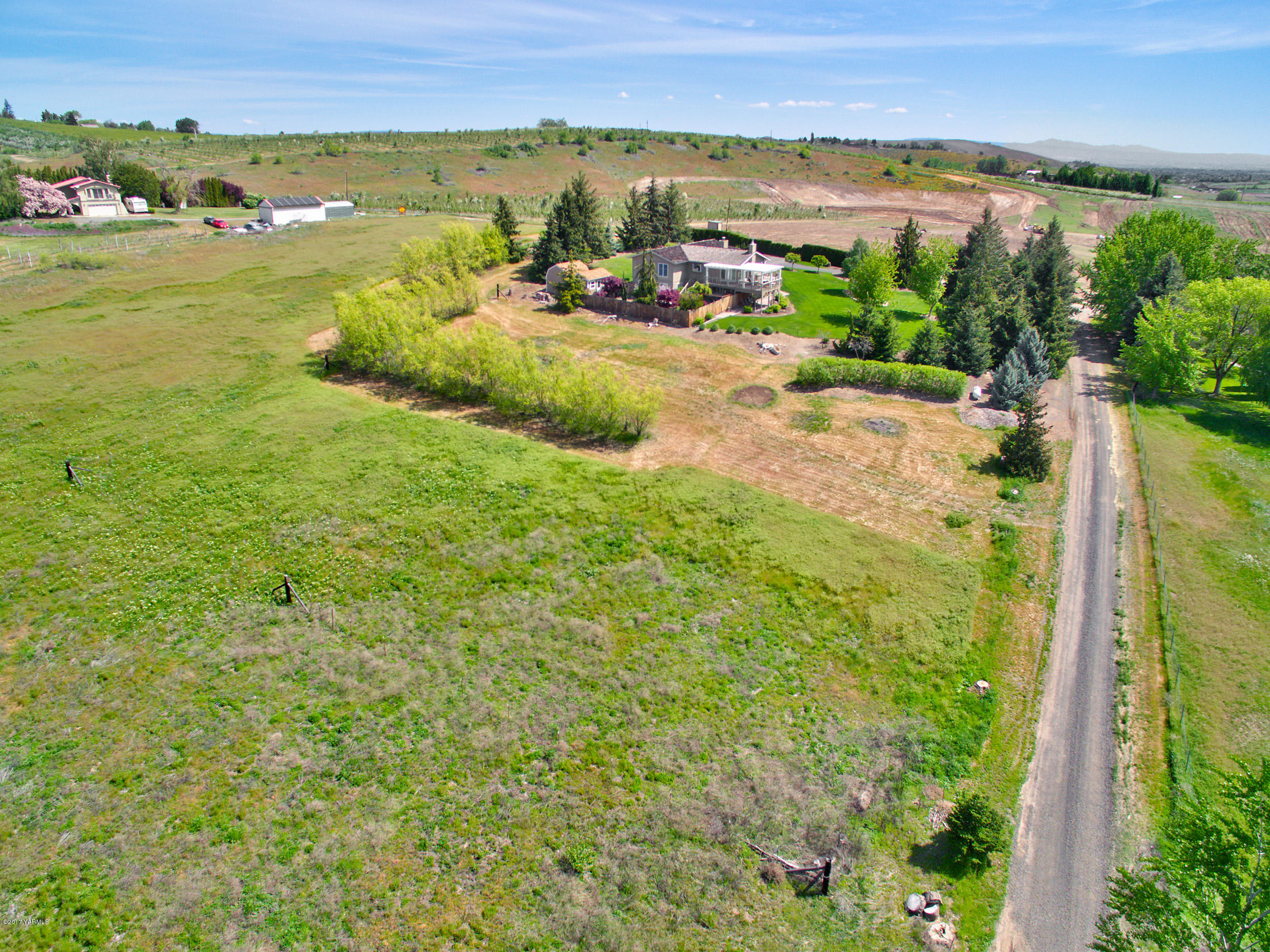 13621 Summitview Ext Road Yakima, WA 98908 - Photo 4 of 35 a view of a lake with houses in the back
