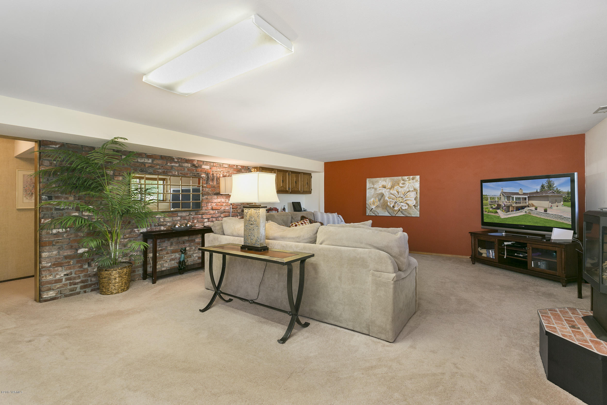 13621 Summitview Ext Road Yakima, WA 98908 - Photo 31 of 35 a living room with furniture and a flat screen tv