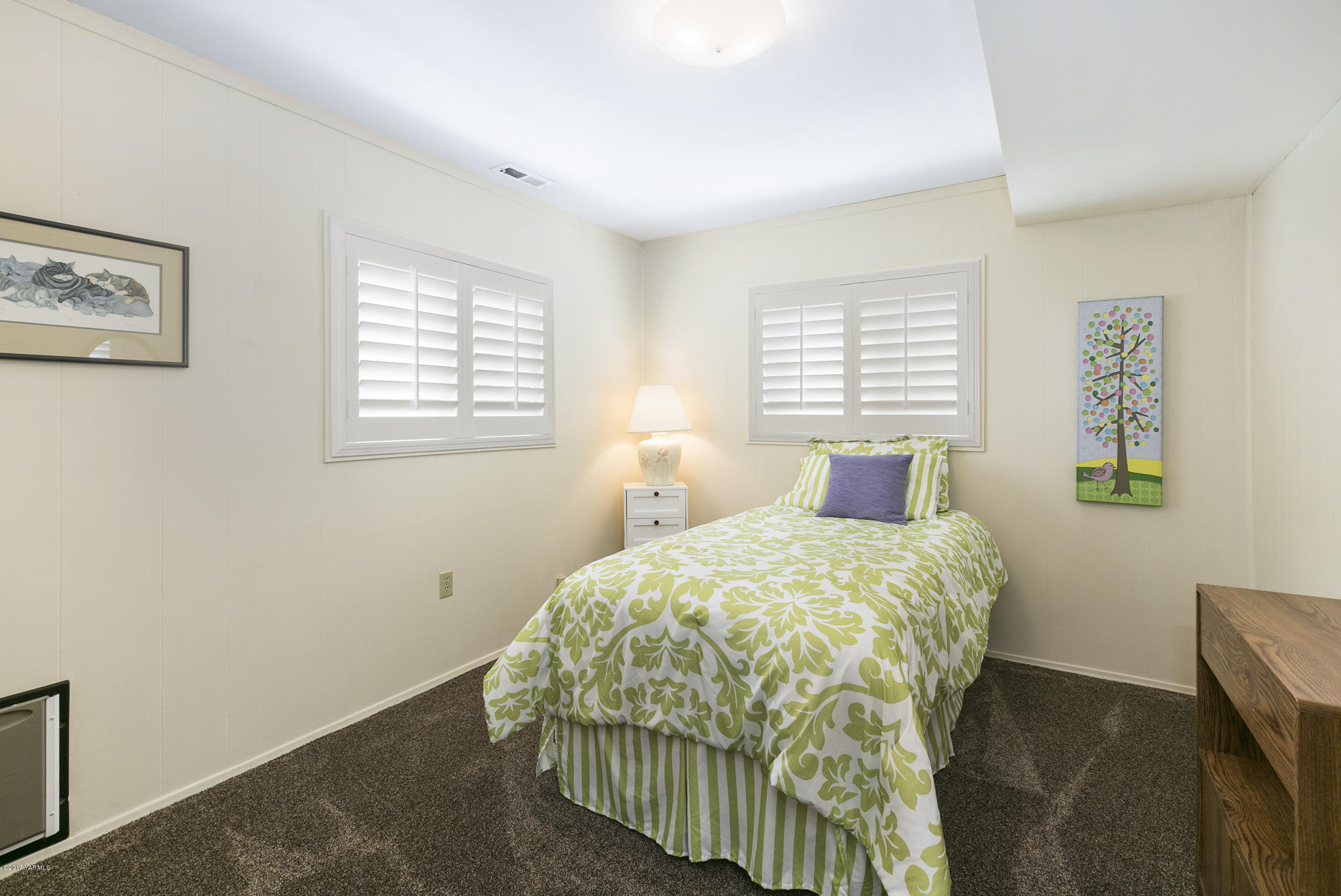 13621 Summitview Ext Road Yakima, WA 98908 - Photo 33 of 35 a bedroom with a bed and a window