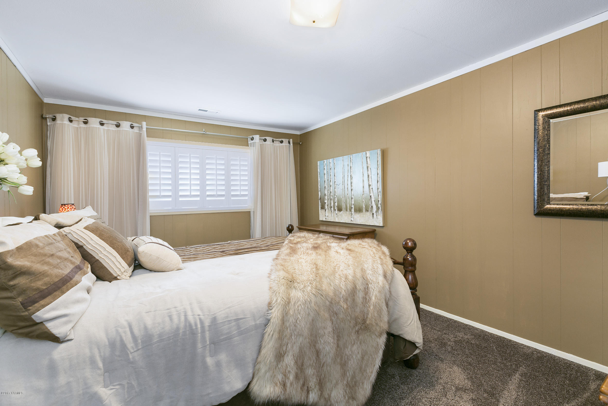 13621 Summitview Ext Road Yakima, WA 98908 - Photo 34 of 35 a bedroom with a bed and a window
