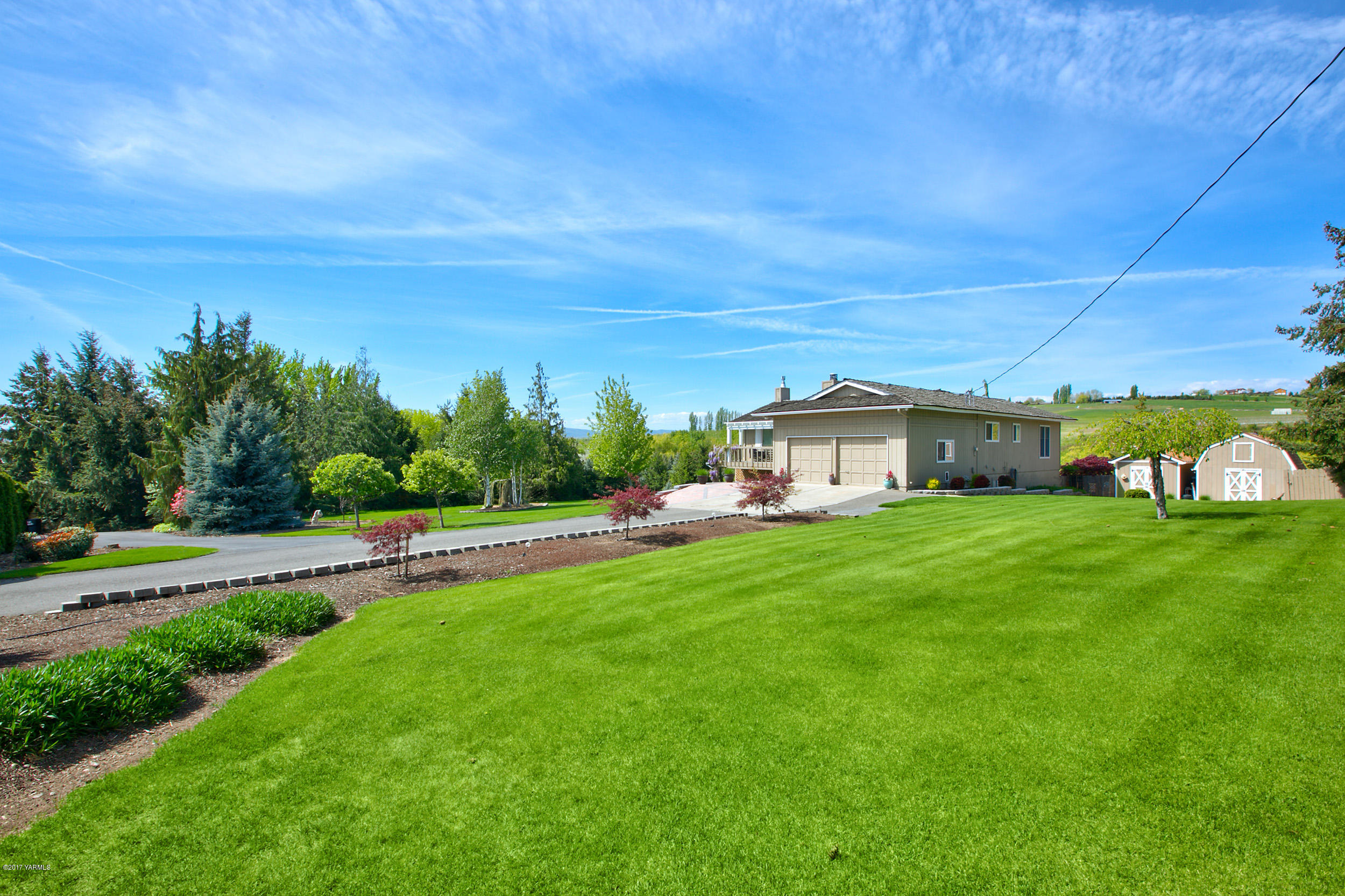 13621 Summitview Ext Road Yakima, WA 98908 - Photo 5 of 35 a front view of a house with a garden