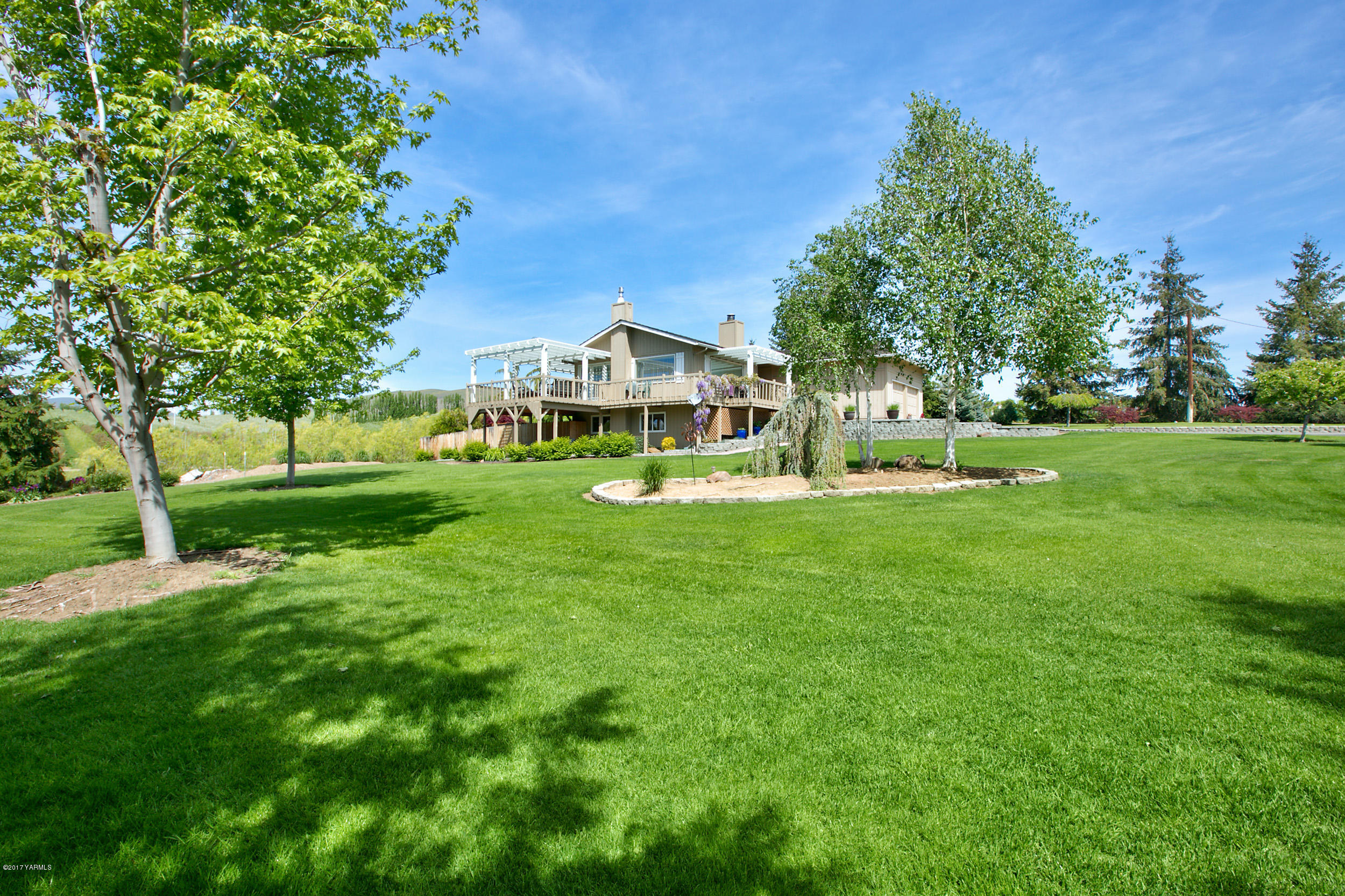 13621 Summitview Ext Road Yakima, WA 98908 - Photo 6 of 35 a view of a house with a big yard