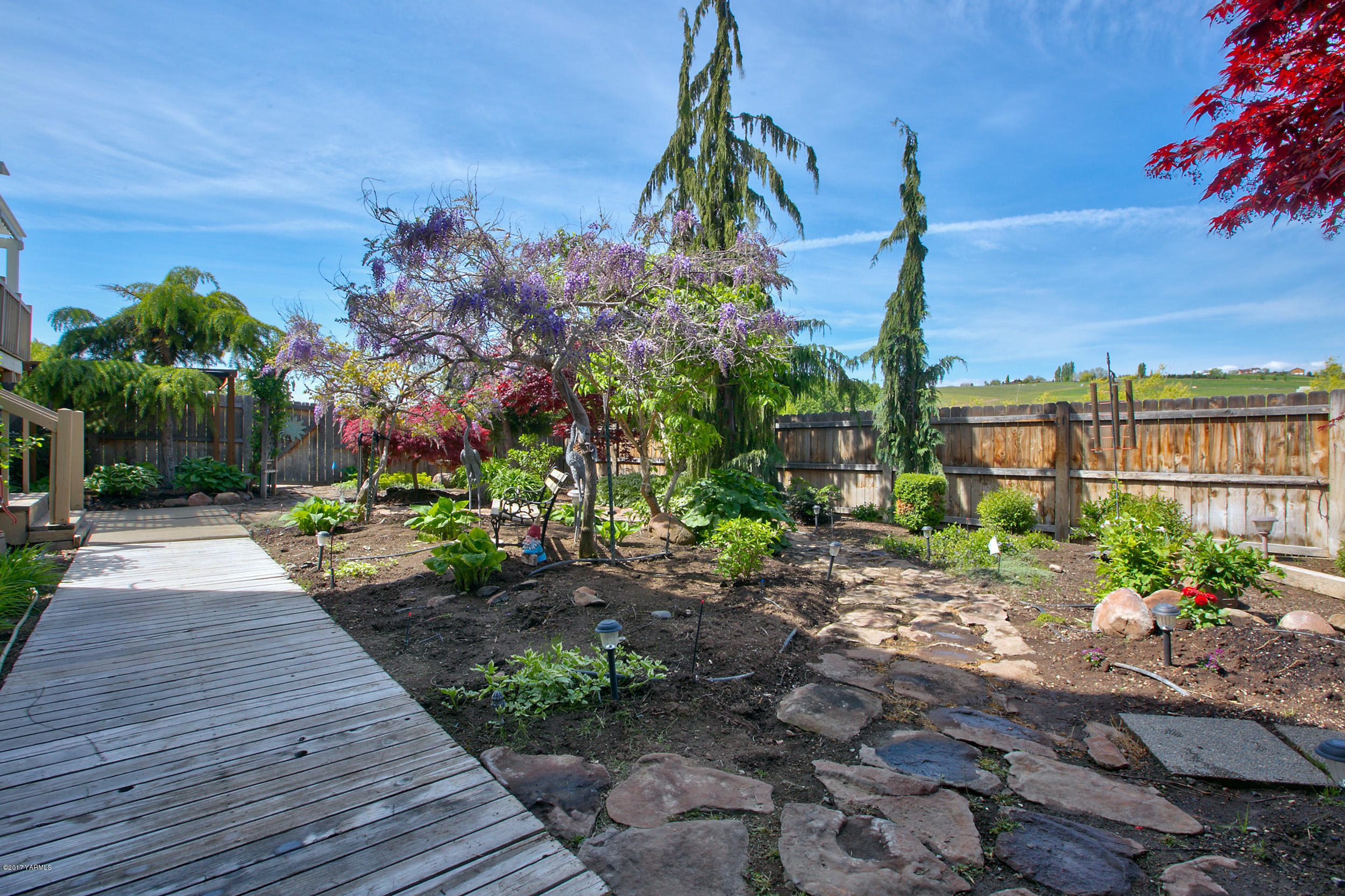 13621 Summitview Ext Road Yakima, WA 98908 - Photo 8 of 35 a garden with flowers in front of it