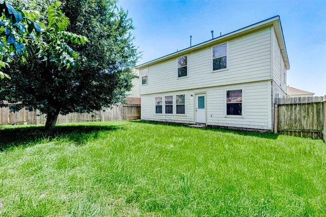 a view of a house with backyard and garden