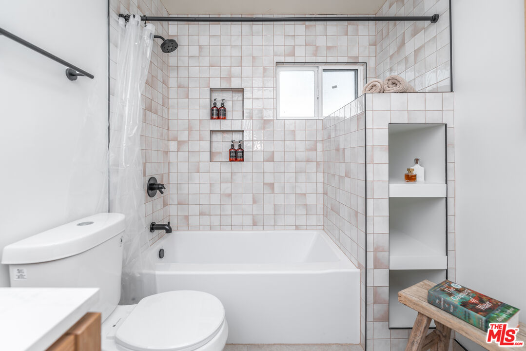 Undisclosed Address Los Angeles, CA 90008 - Photo 15 of 28 a bathroom with a toilet bathtub and shower