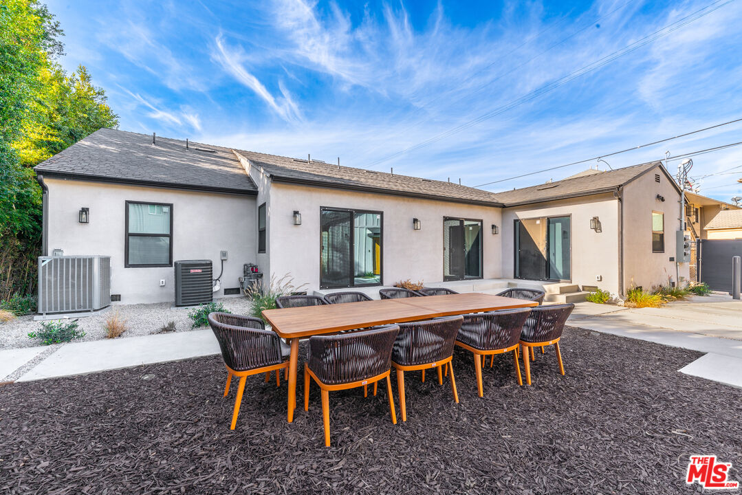 Undisclosed Address Los Angeles, CA 90008 - Photo 27 of 28 a dining room with furniture and wooden floor