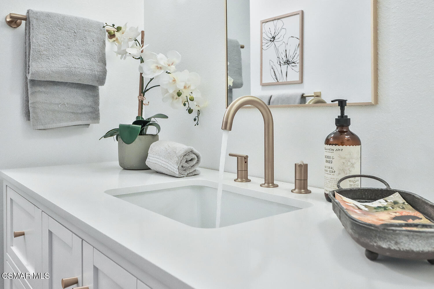 3091 Omega Avenue Simi Valley, CA 93063 - Photo 25 of 66 dGuest Bath2