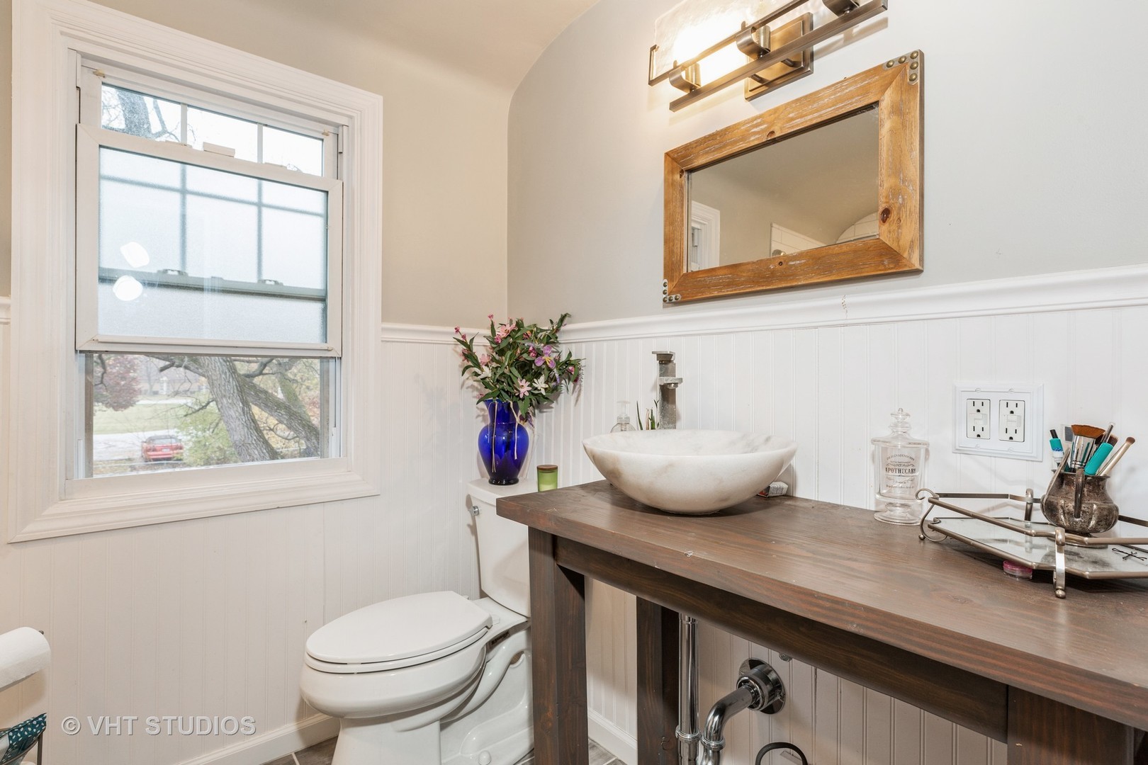 18326 Riegel Road Homewood, IL 60430 - Photo 10 of 17 a bathroom with a toilet sink and mirror