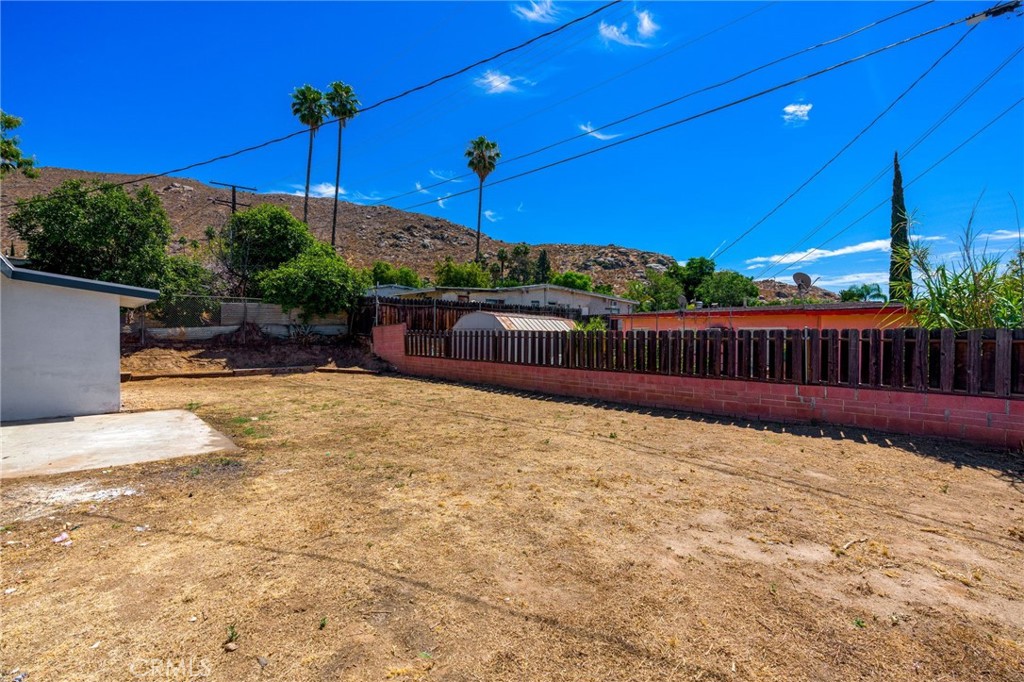3254 Laurel Drive Riverside, CA 92509 - Photo 25 of 26 a view of a backyard with a tree