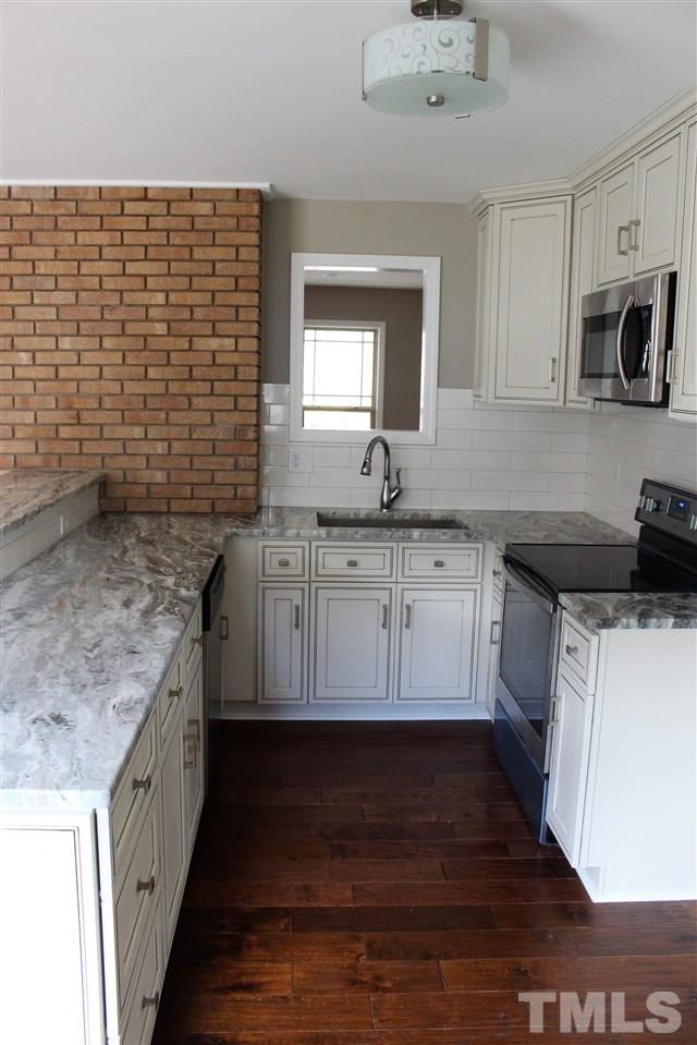 TOTALLY updated Kitchen! Custom, soft close cabinets, stainless appliances, granite! Awesome cooking space~