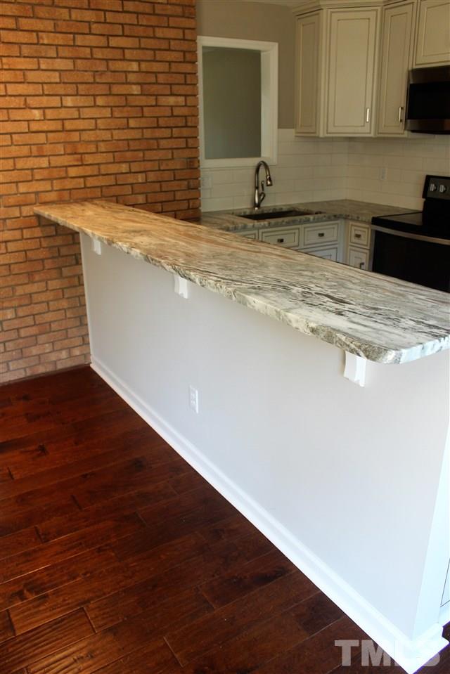 Another view of Large Kitchen Bar... Great extra eating space!