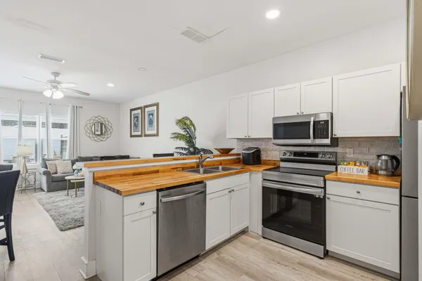 $3,000 | 207 Ann Circle, Unit 6, Destin, FL 32541