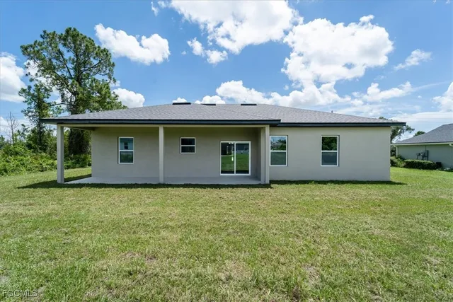 a view of a house with a yard