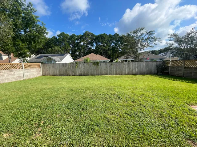 a view of a backyard