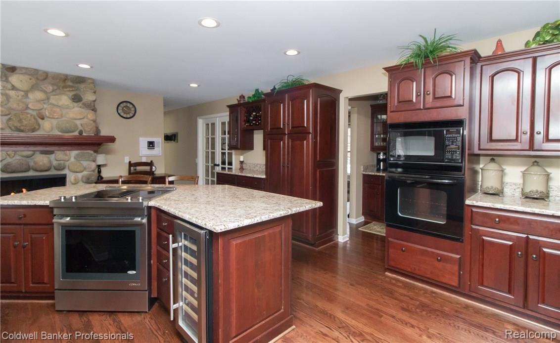 9150 Fox Hollow Road Clarkston, MI 48348 - Photo 22 of 58 Fabulous appliances!