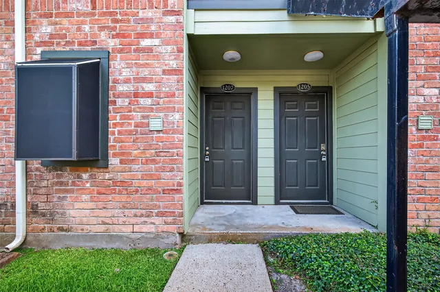 $130,000 | 18800 Egret Bay Boulevard, Unit 1207, Webster, TX 77058