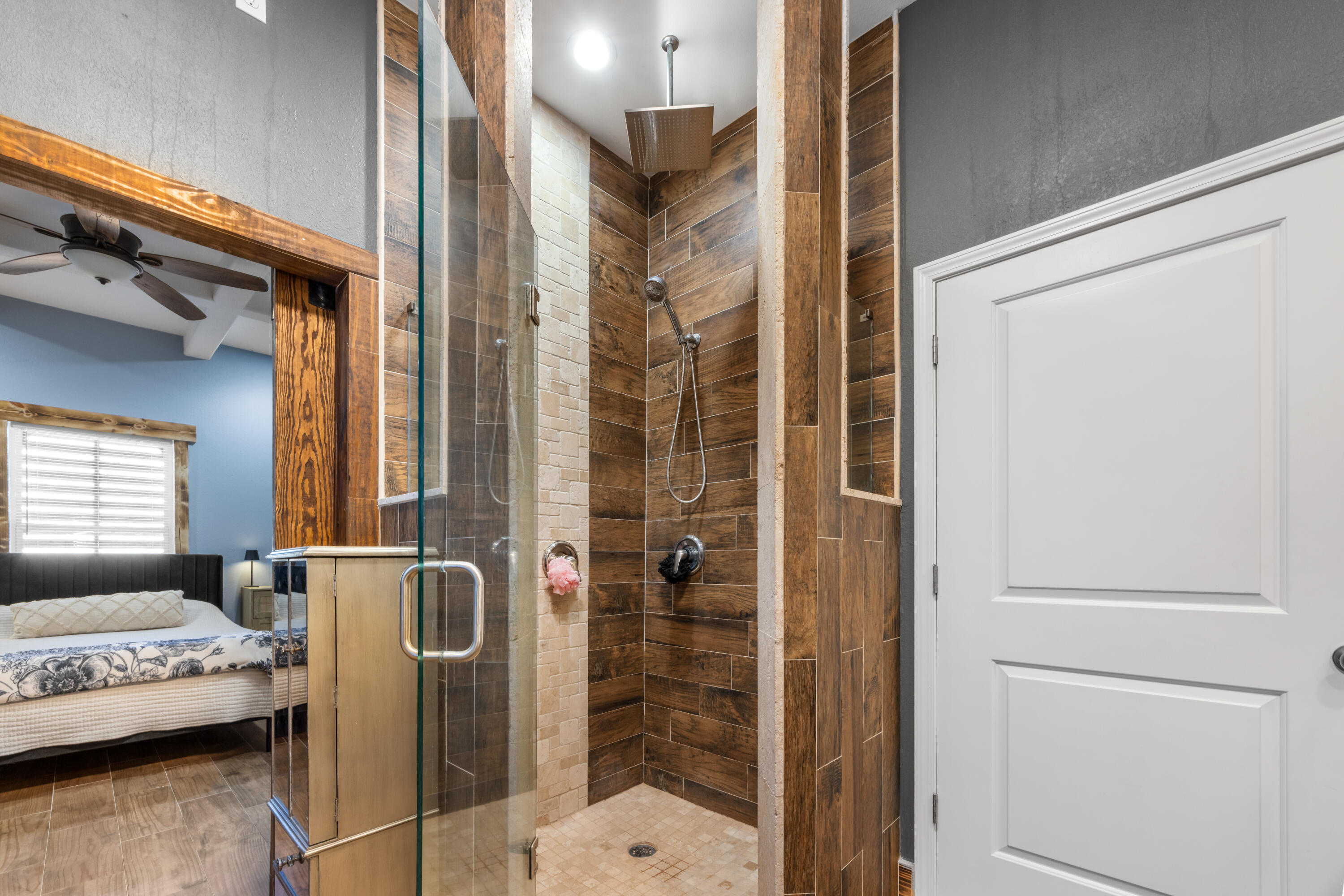 981 East Chestnut Avenue Crestview, FL 32539 - Photo 33 of 80 a bathroom with a tub and shower