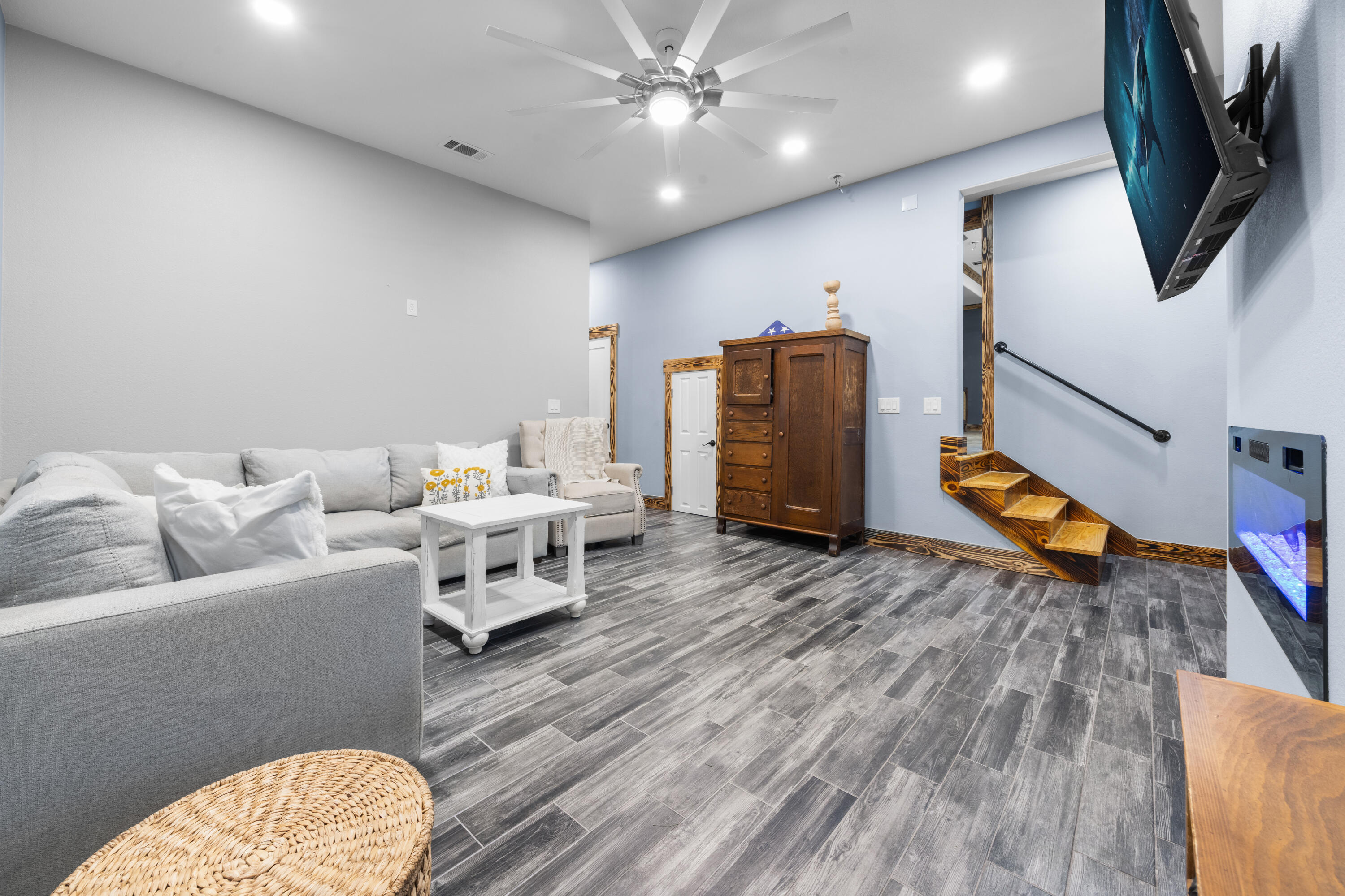 981 East Chestnut Avenue Crestview, FL 32539 - Photo 35 of 80 a living room with furniture and a flat screen tv