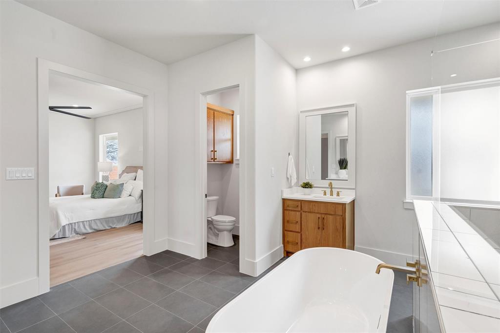 428 Squaw Creek Road Willow Park, TX 76087 - Photo 27 of 34 a spacious bathroom with a tub sink and mirror