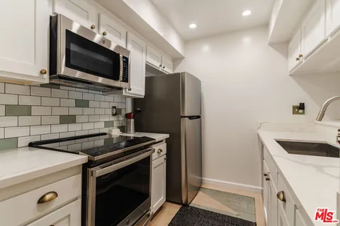 $619,000 | 1230 North Sweetzer Avenue, Unit 204, West Hollywood, CA 90069