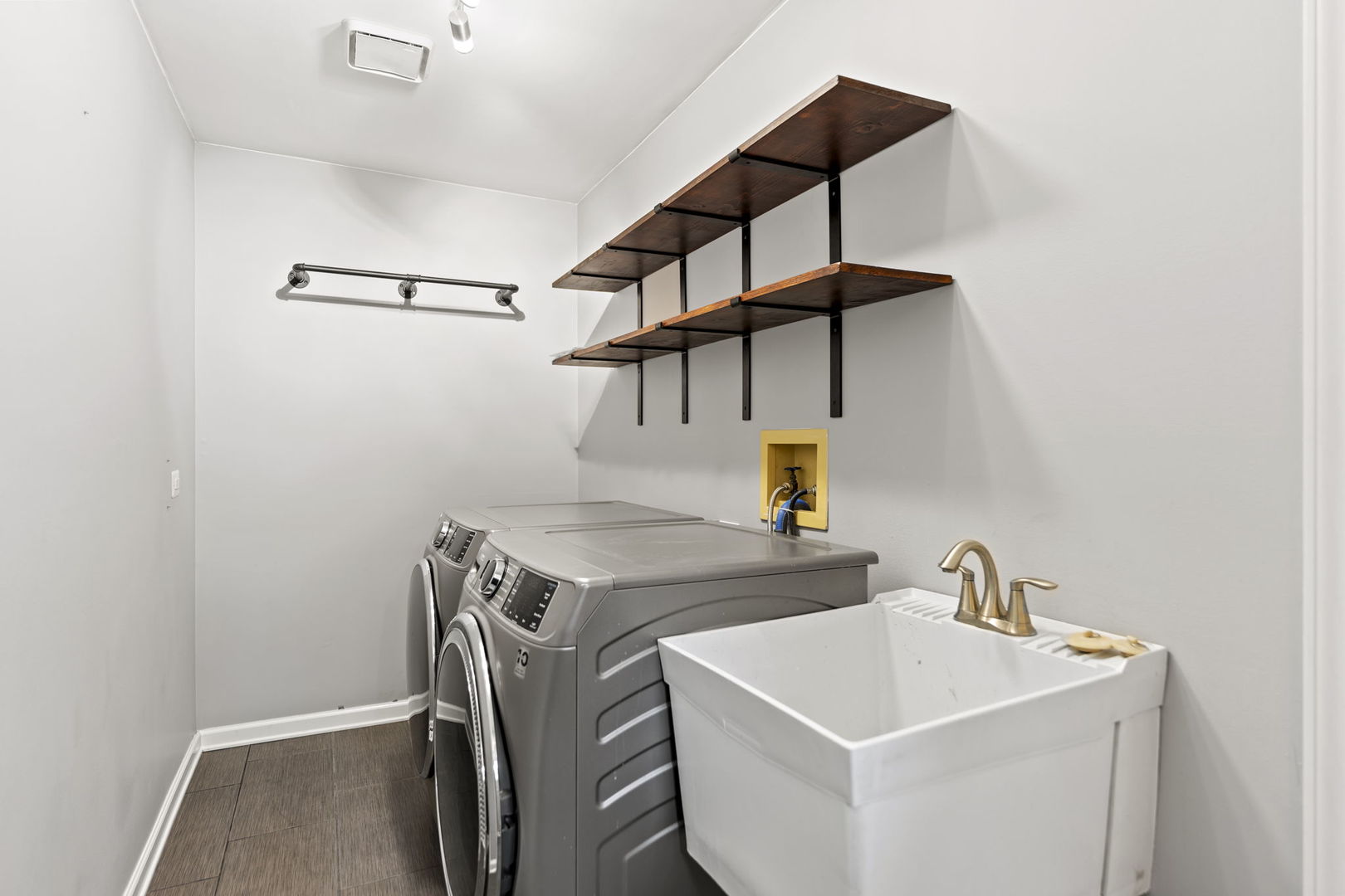 5509 Aspen Avenue Downers Grove, IL 60515 - Photo 27 of 38 a utility room with dryer and washer